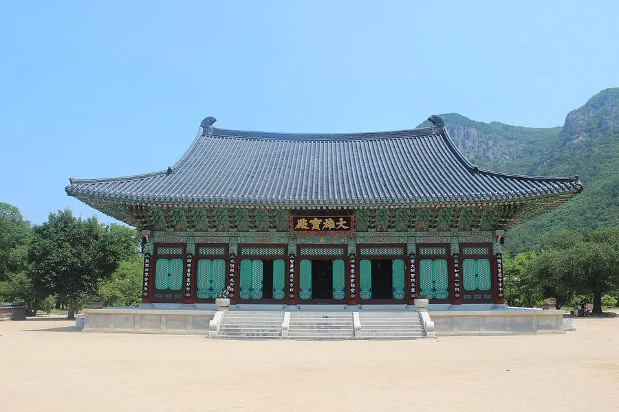 운문사 대웅보전 정면과 그 뒤로 보이는 바위 봉우리