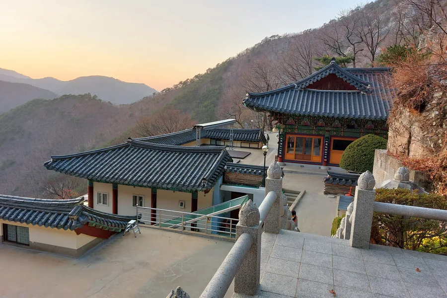 산비탈에 층층이 앉은 사리암 전각들과 겹겹의 산줄기