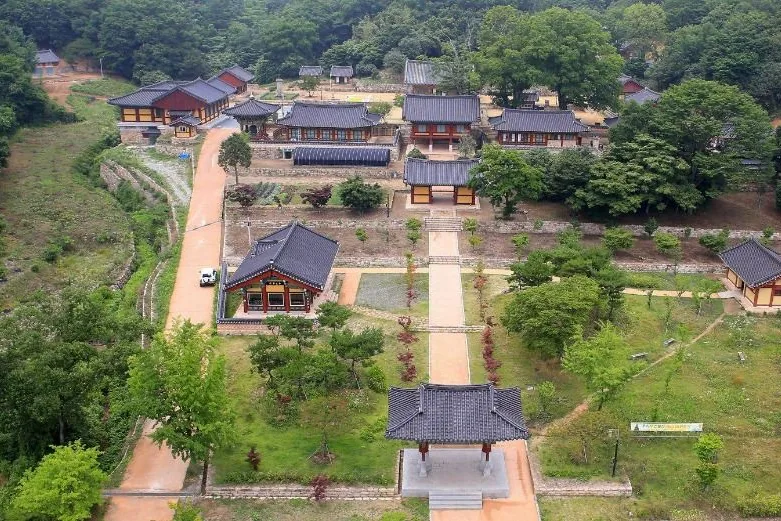 강진 무위사 경내 전경