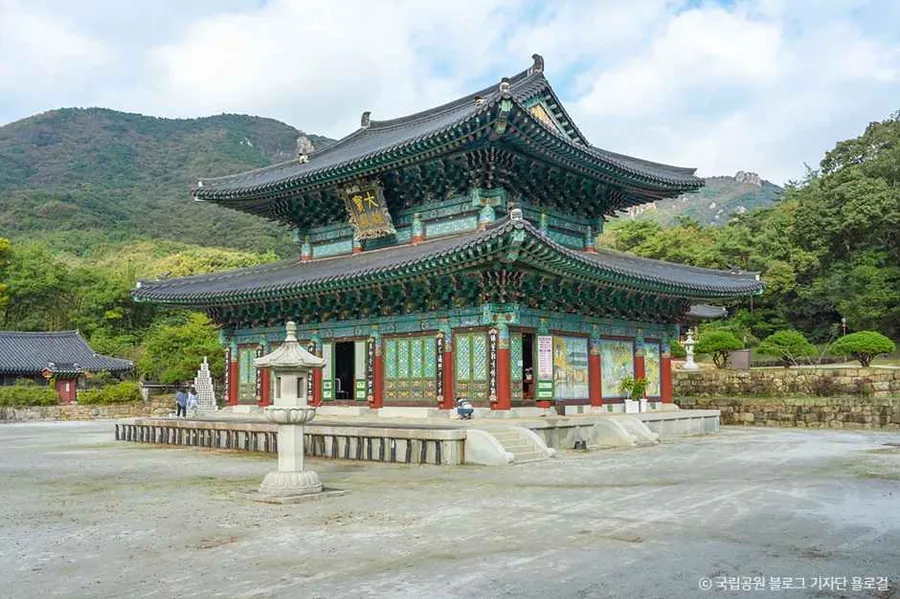 월출산 도갑사 대웅보전과 뒤편 산릉