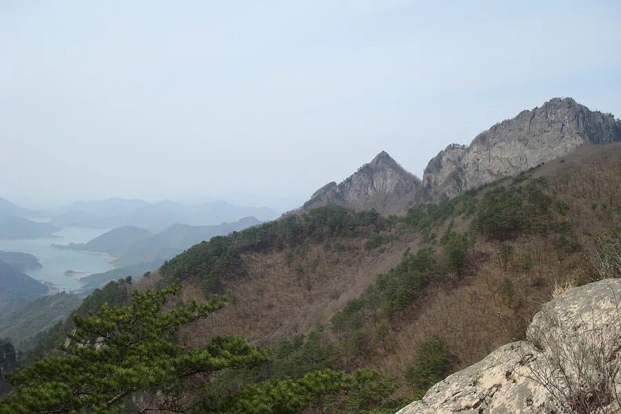 월악산 영봉 암봉과 충주호 원경