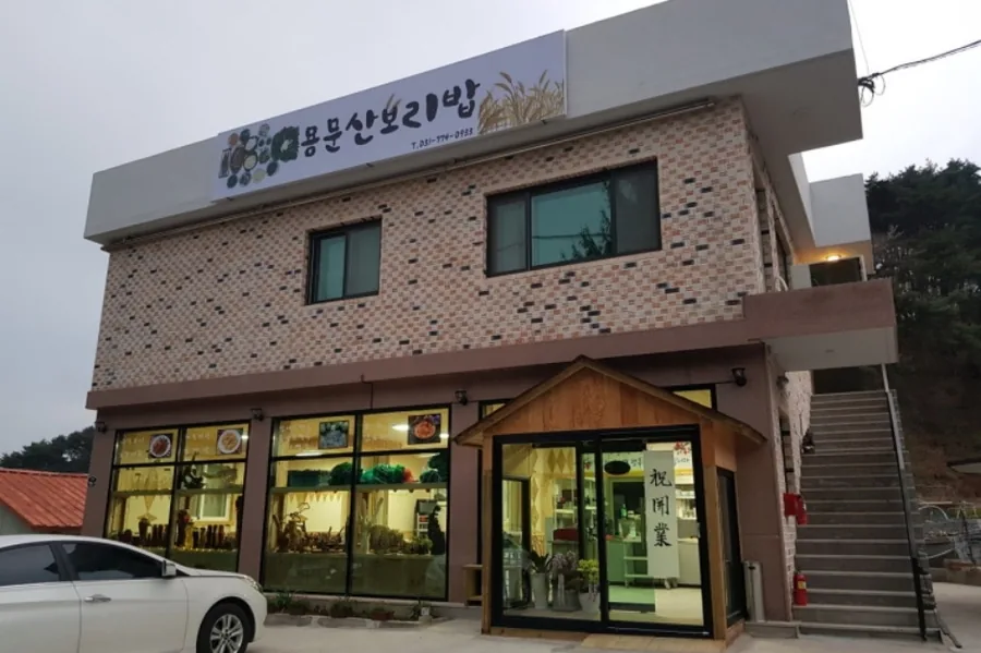 용문산 보리밥집. 산채와 보리밥이 이 동네의 기본기다. ⓒ한국관광공사 T