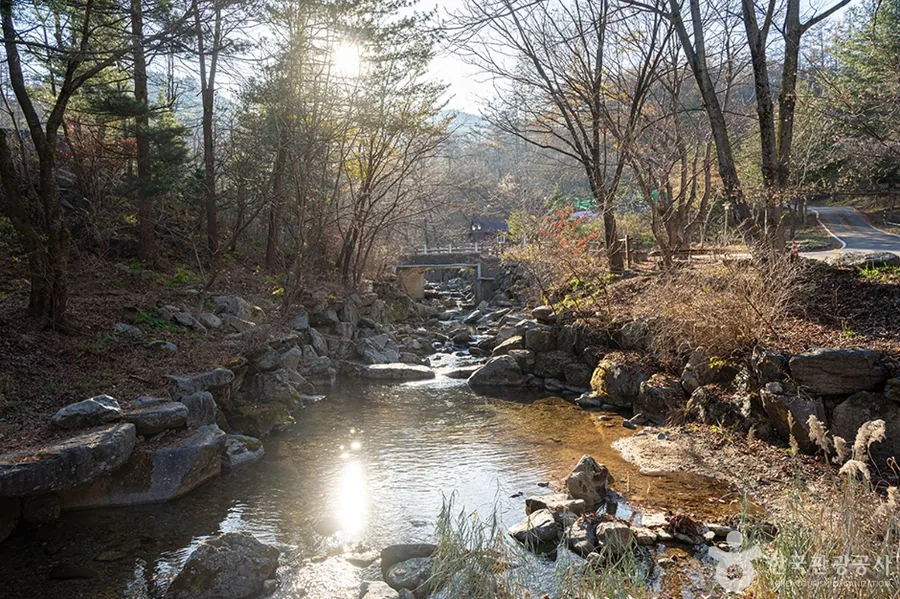 유명계곡 물길과 옆으로 이어진 도로·다리