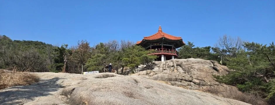 아차산 능선 바위와 고구려정 정자