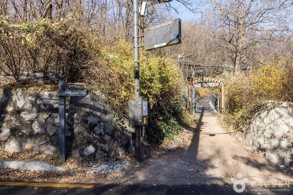 북한산 자락 흙길과 돌담