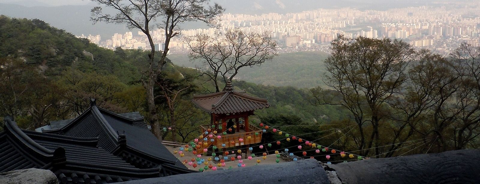 도봉산 자락 사찰 전각과 연등, 멀리 서울 시가지