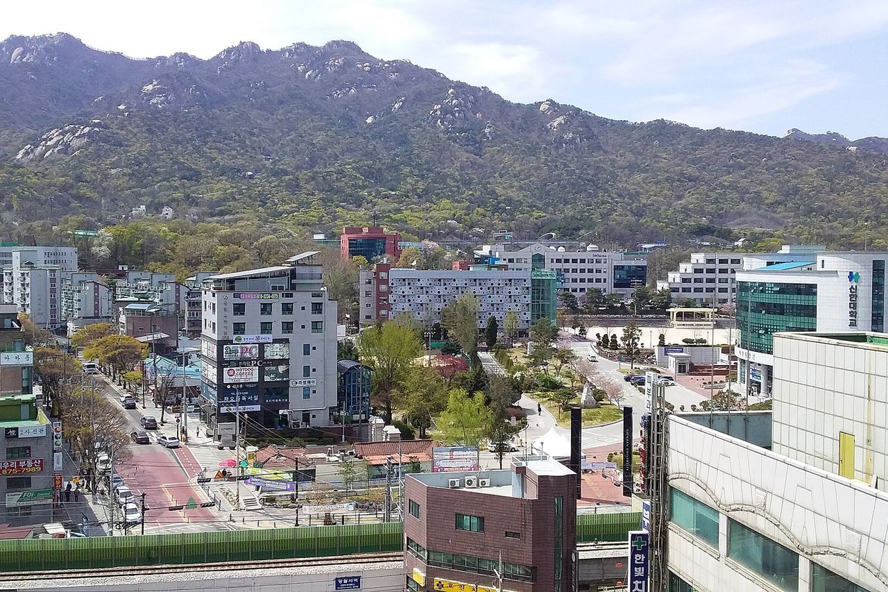 도봉산 아래 도봉산역 일대 시가지와 산자락