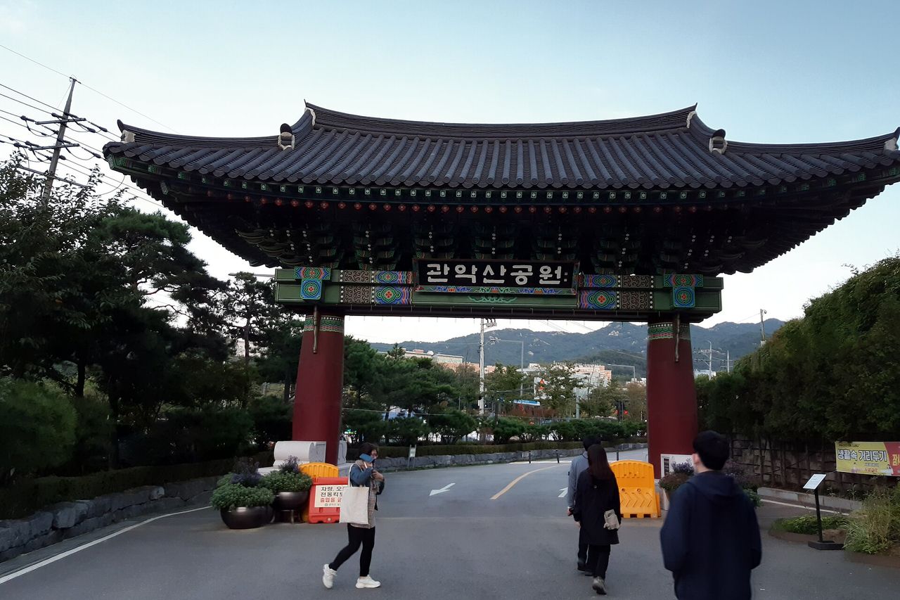 관악산공원 입구. 자락길은 이런 평탄한 산책로에서 시작한다. ⓒKth69