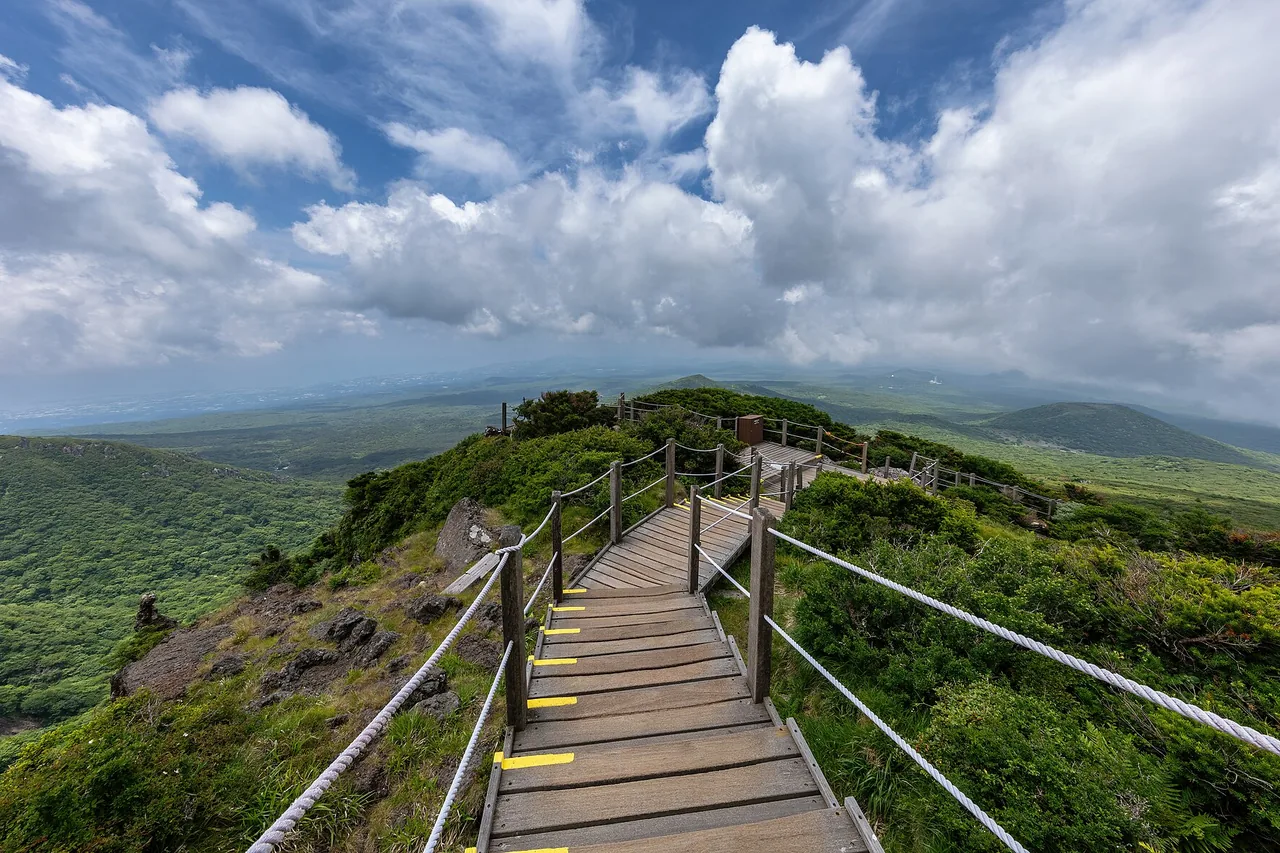 Wooden boardwalk on the Yeongsil Trail, Hallasan National Park