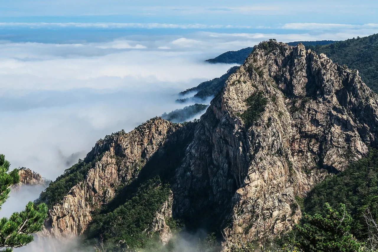 Sea of cloud below the rock ridges of Seoraksan at dawn