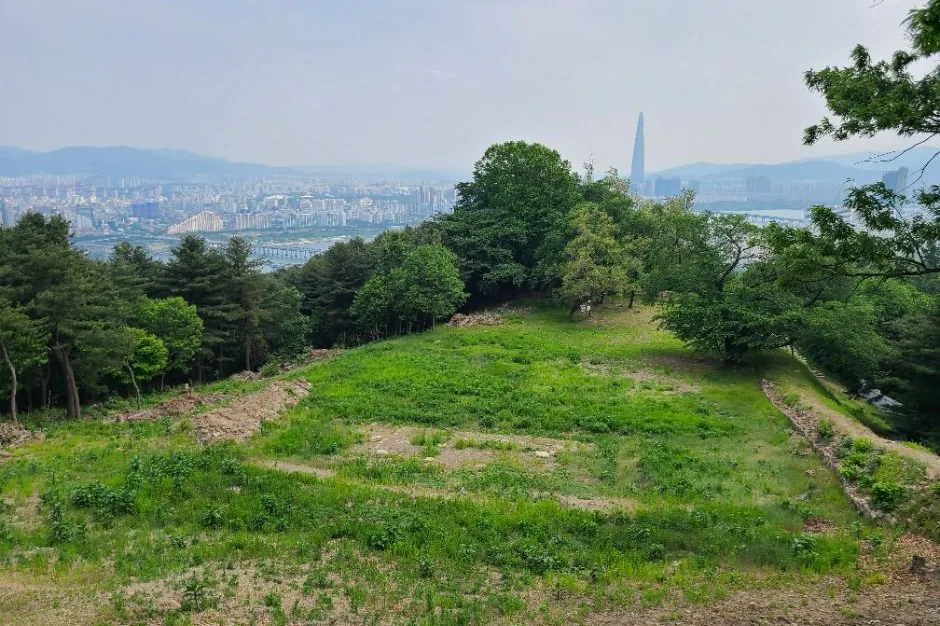 아차산성 터에서 본 한강과 도심 조망