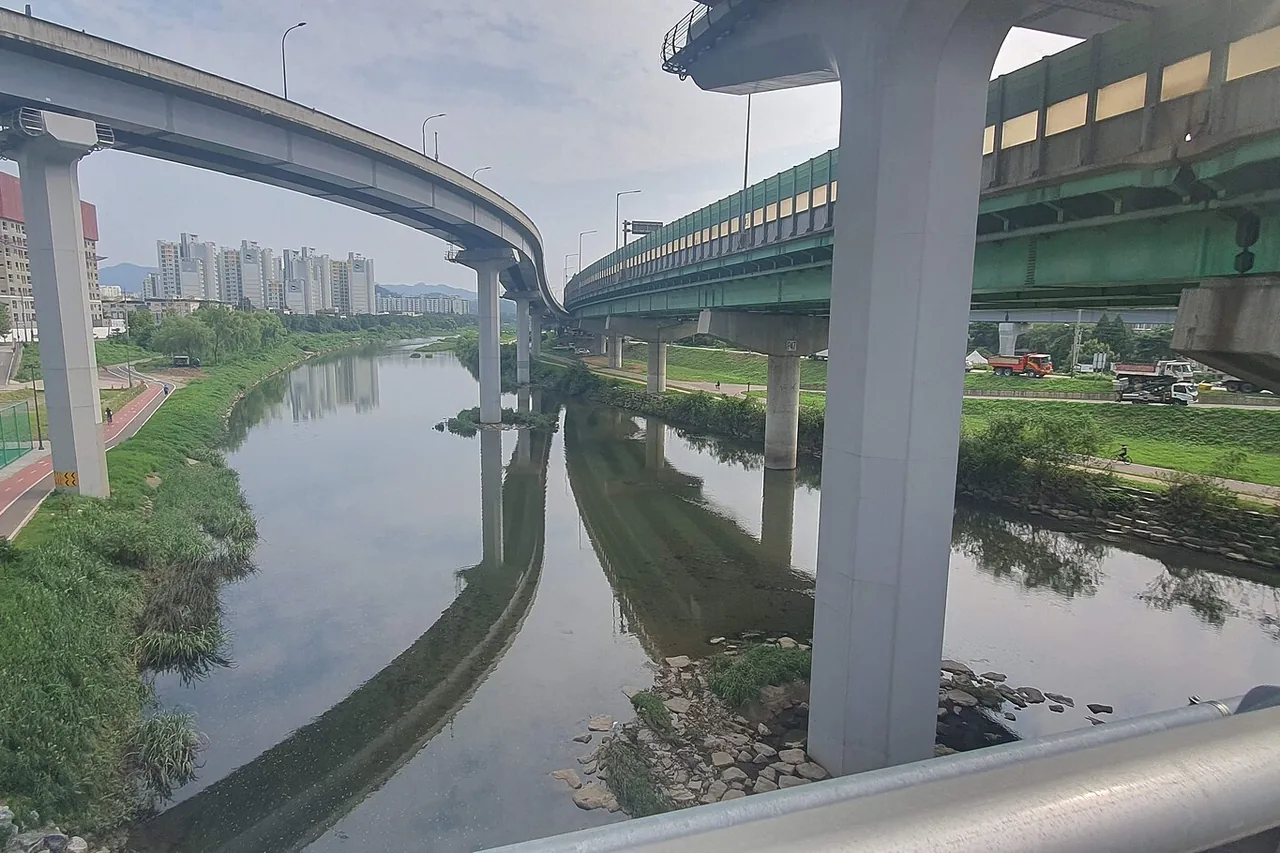안양천 자전거도로와 보행로