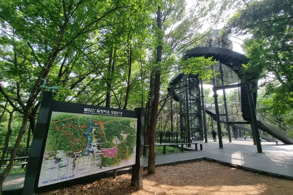 불암산 힐링타운 안내판과 엘리베이터 전망대