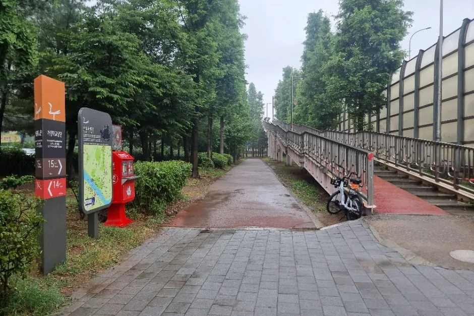 서울둘레길 15코스 가양대교 남단 스탬프함과 이정표