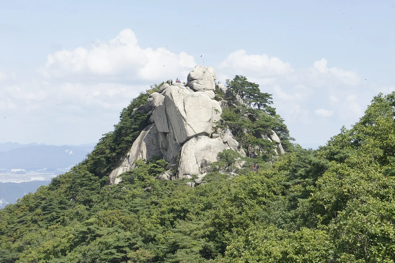 수락산 정상부의 화강암 봉우리