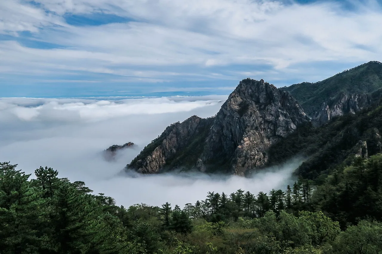 Rock peaks of Outer Seorak rising above cloud